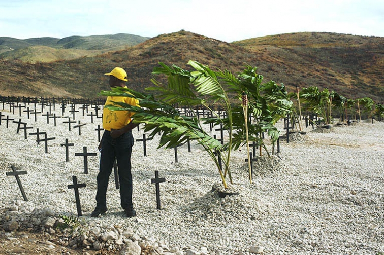 https://www.markmurrmann.com/files/gimgs/th-48_haiti-massgrave_1.jpg